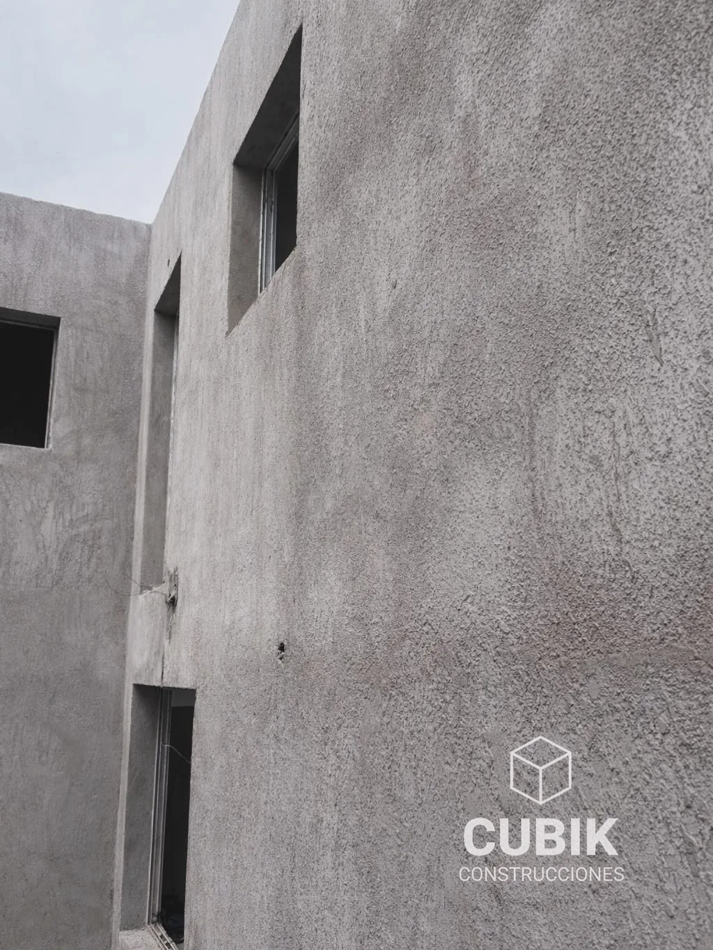 Obra al atardecer de un proyecto de CUBIK